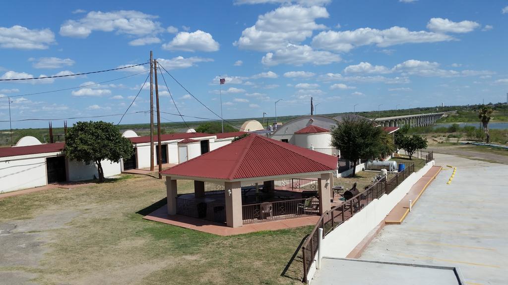 Lakeview Inn & Suites Zapata Exterior photo