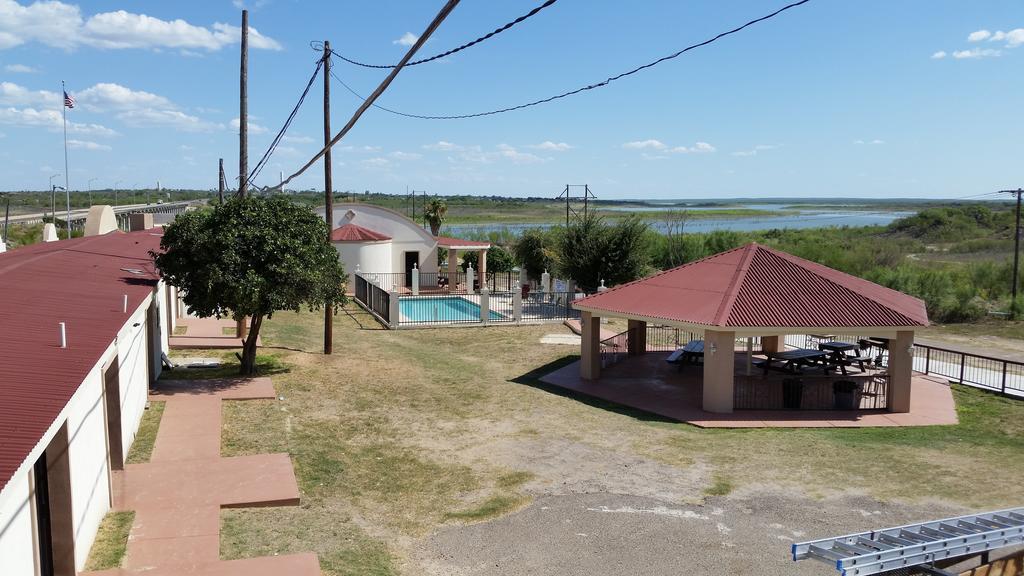 Lakeview Inn & Suites Zapata Exterior photo