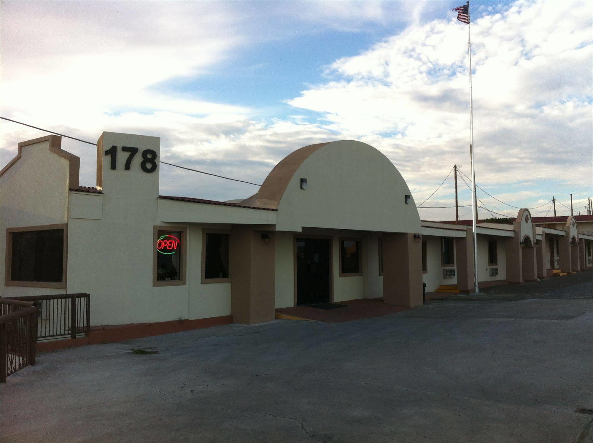 Lakeview Inn & Suites Zapata Exterior photo