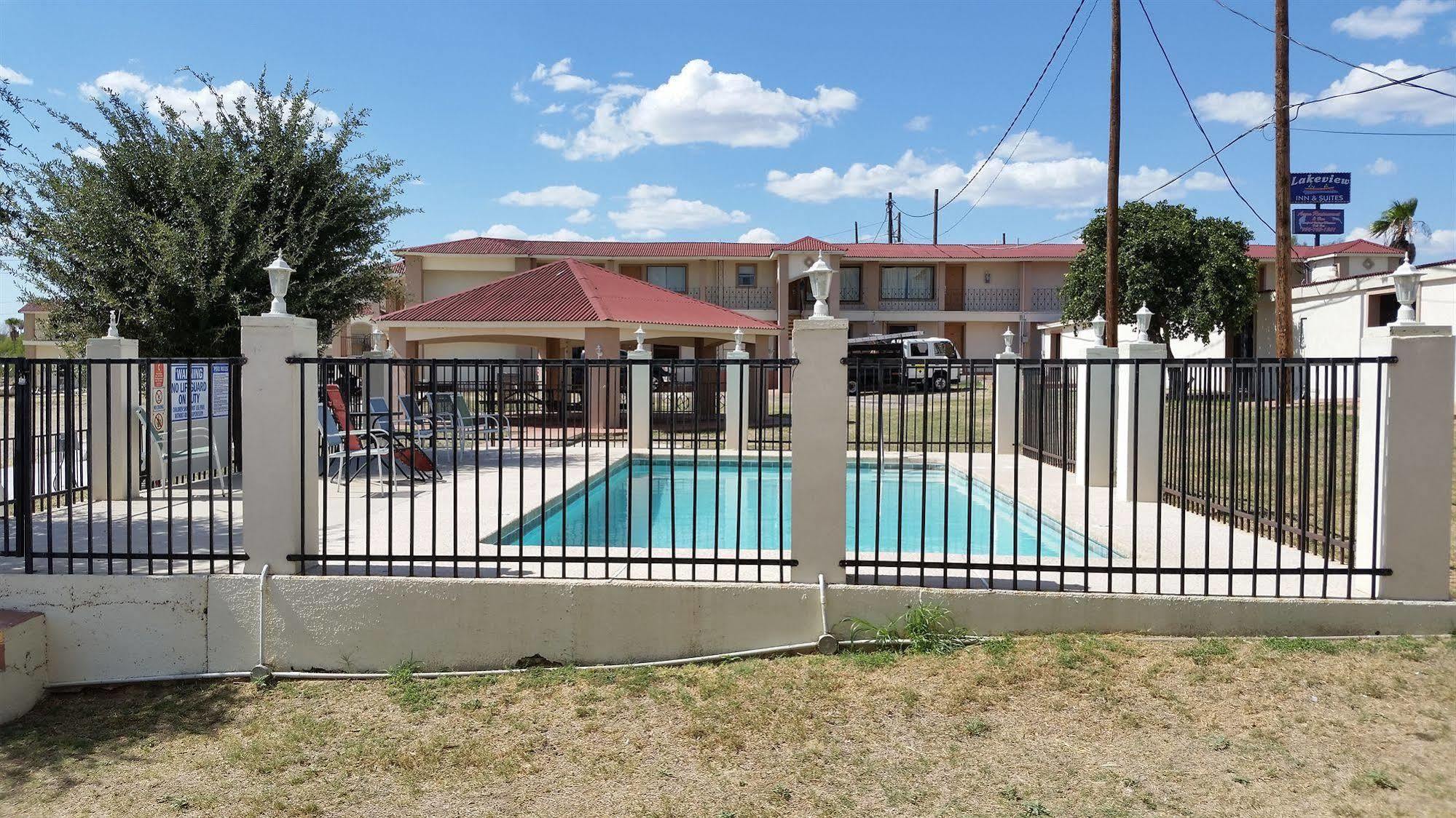 Lakeview Inn & Suites Zapata Exterior photo